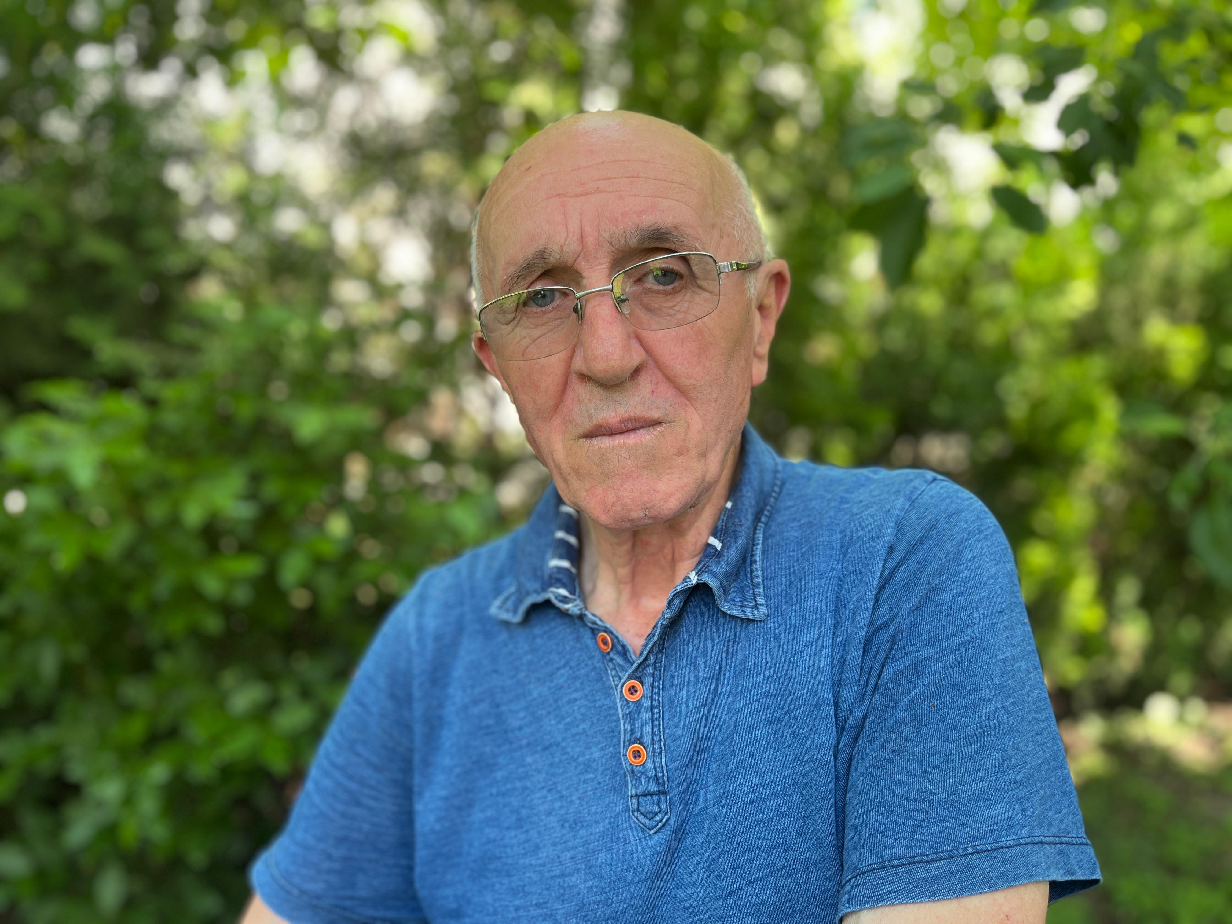 Edirne’nin göbeğinde, beton binaların arasında adeta saklı bir vaha yükseliyor. Meslek hayatında 32 yılı geride bıraktıktan sonra 2004 yılında emekliye ayrılan trafik başkomiseri Hüseyin Önder (74), Kocasinan Mahallesi’ndeki apartman bahçesini tam 22 yıllık bir emekle cennet köşesine dönüştürdü.